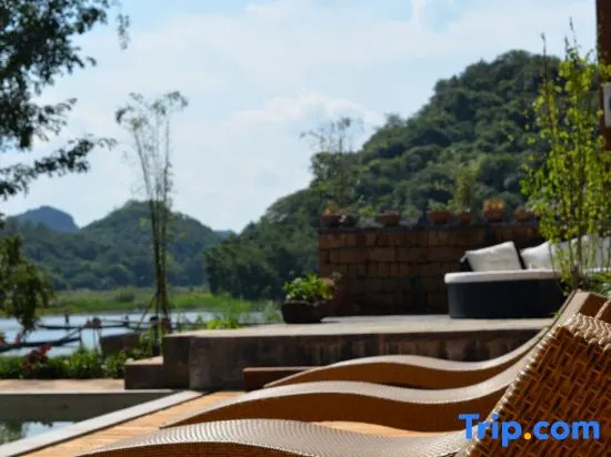 Qianshanwai Halfsea Villa Hotel