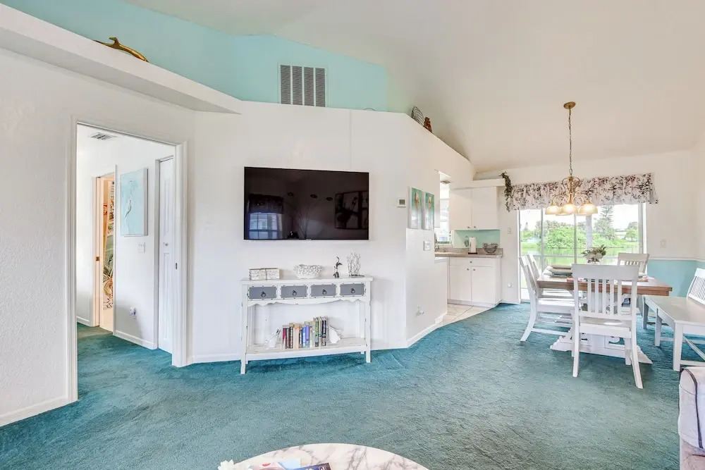 Lakefront Venice Home: 4 Mi to Manasota Key Beach!