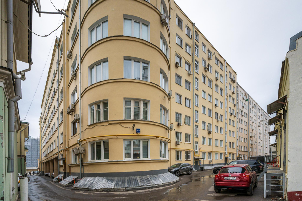 Comfort Space/Comfort Life at the three railway stations square