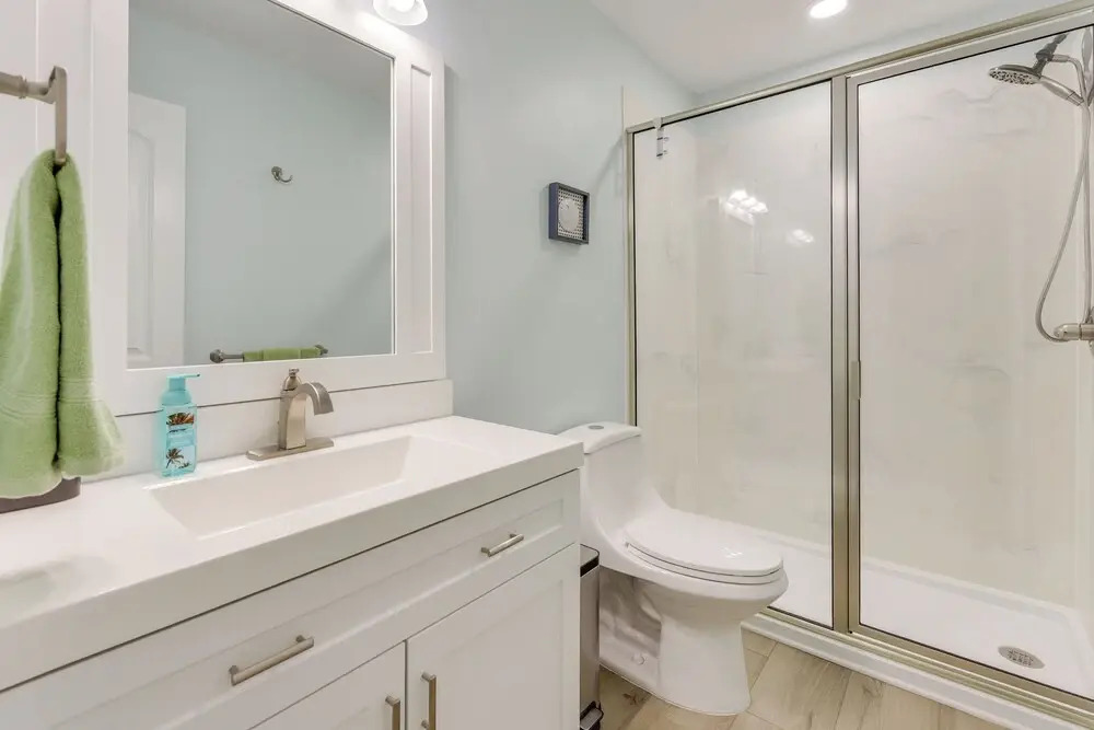 5 Mi to Dtwn Beaufort: Home w/ Screened-in Patio