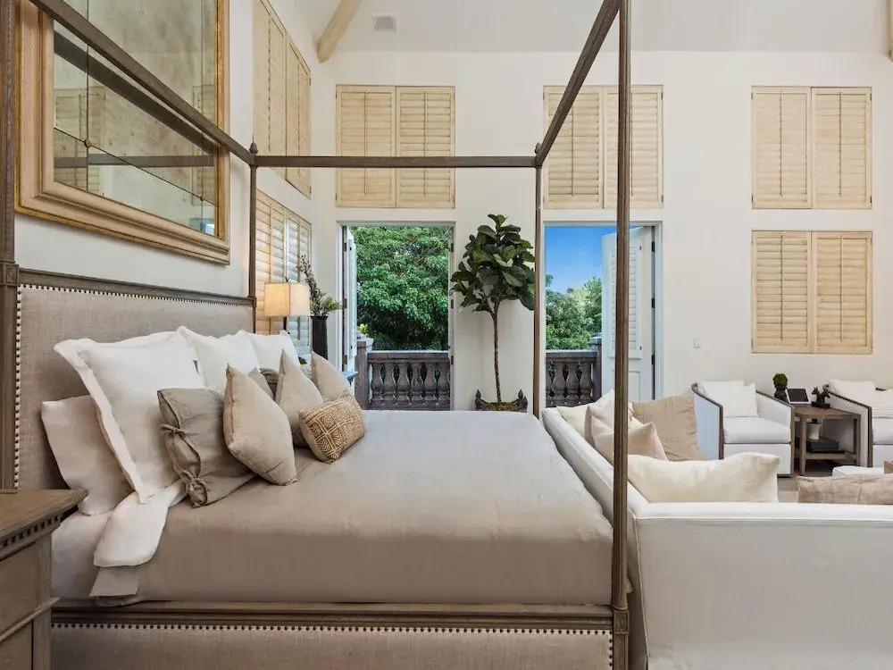 Carolwood - Modern Tuscan Villa With Rolling Lawns and Loggia in Holmby Hills