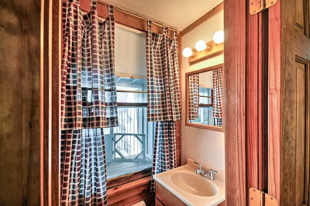 Bayfront Hancock Cottage w/ Beach Access & Views
