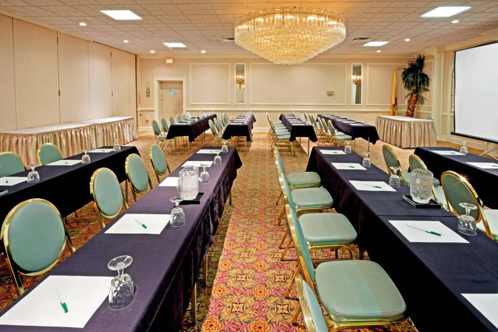 Red Roof Inn PLUS Woodbridge - Carteret