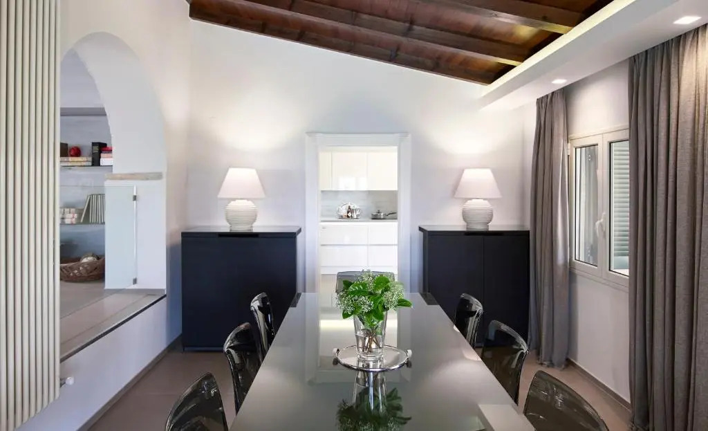 Luxurious 4 bedroom villa Xris with infinity pool and beach access