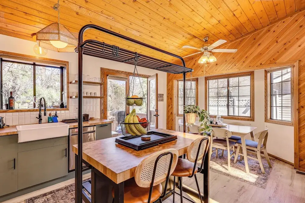 8 Mi to Big Bear Lake: Cabin w/ Deck & Fireplace