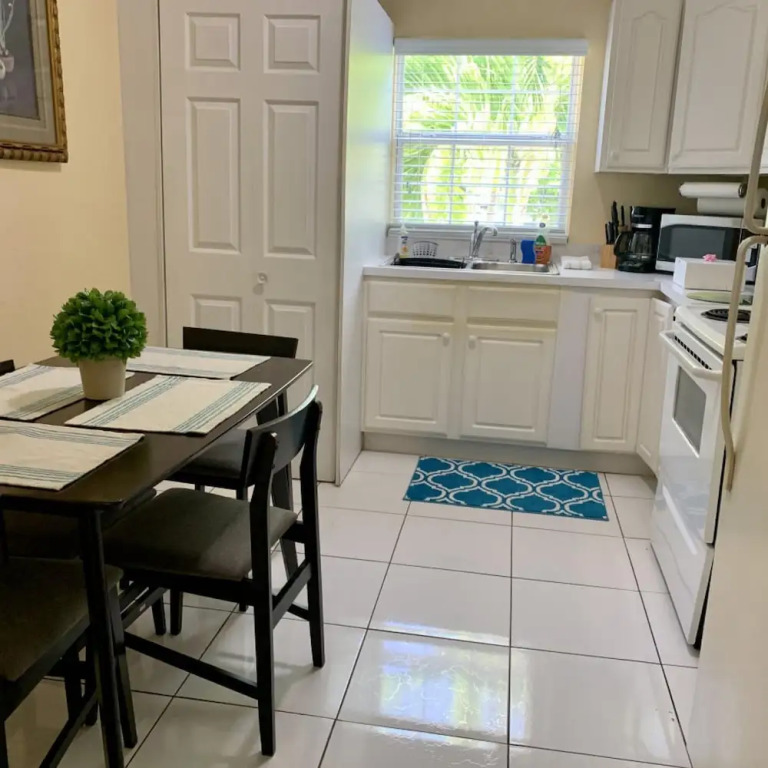 3 Apartments Steps to Beach Free Breakfast