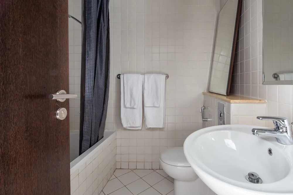 Bright & Lively 1BR Apartment With Marina Views