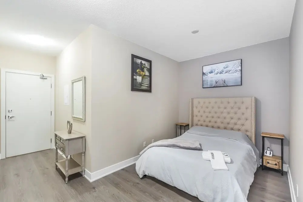 Exquisite Luxury 1 Bedroom + Den With Parking