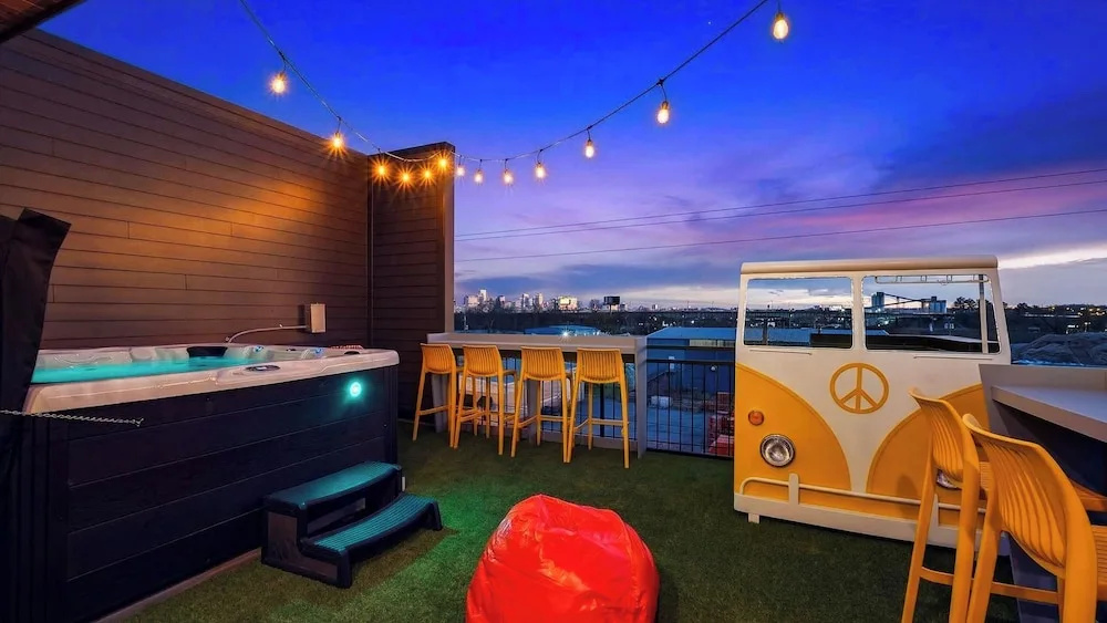 That 70s Show by Avantstay Skyline Views + Rooftop Hot Tub + Bumper Pool Mins to Broadway + Nissan Stadium + Germantown