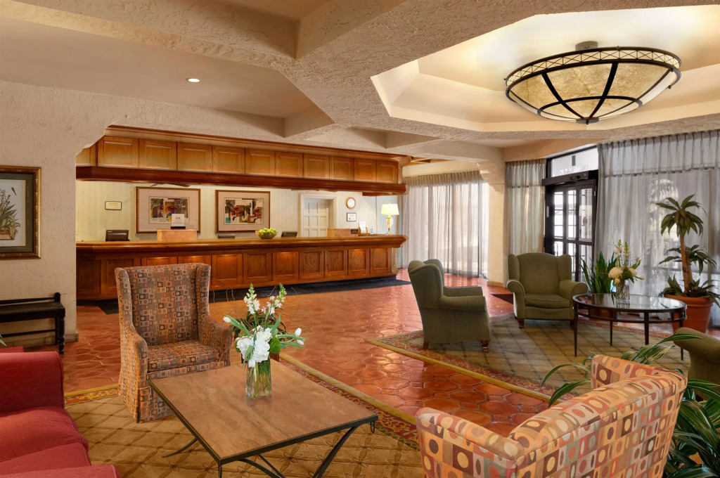 Embassy Suites Kansas City Plaza