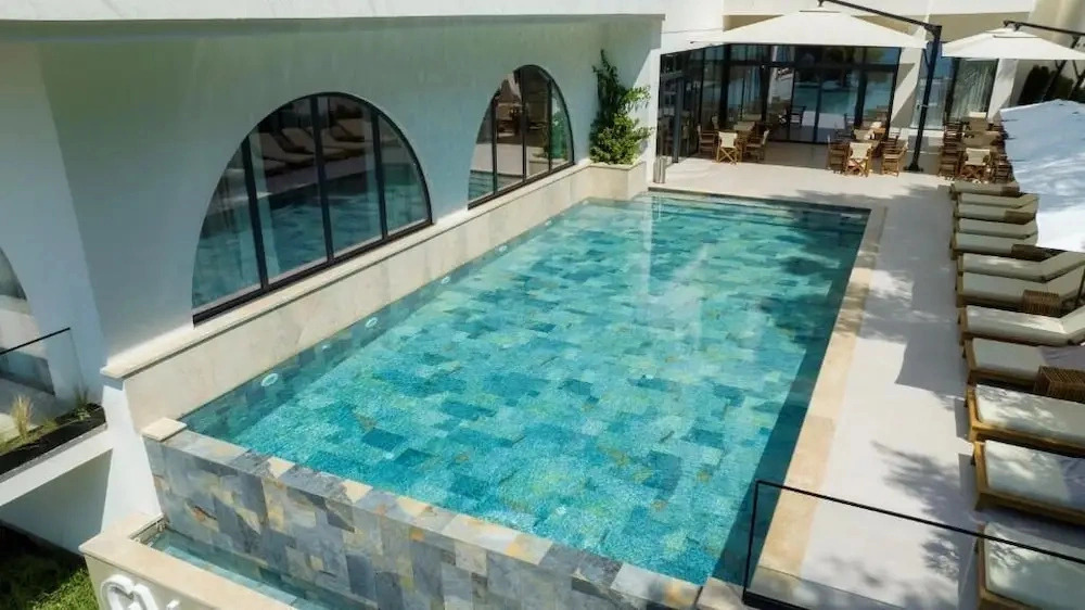 GREAT WHITE HOTEL
