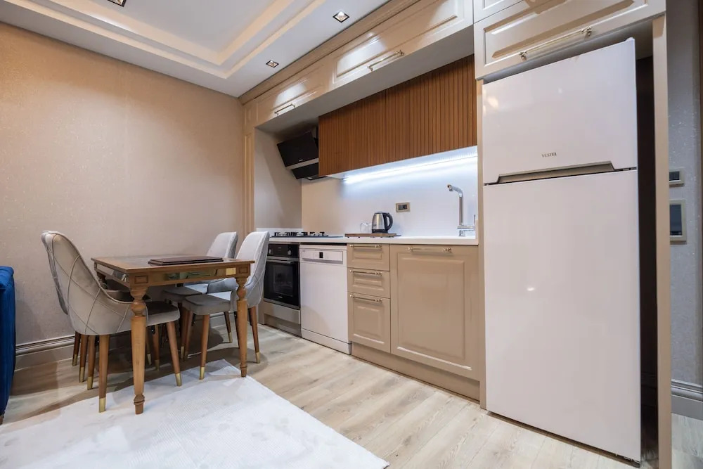 Отель Elysium Deluxe Suites