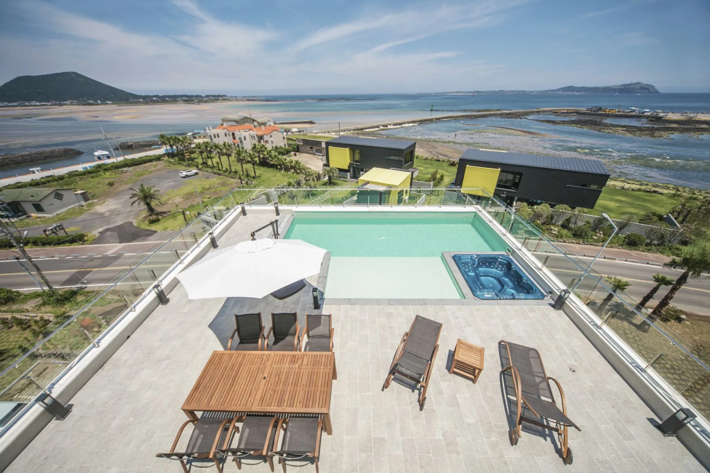 Hotel & Pool Villa Attirance