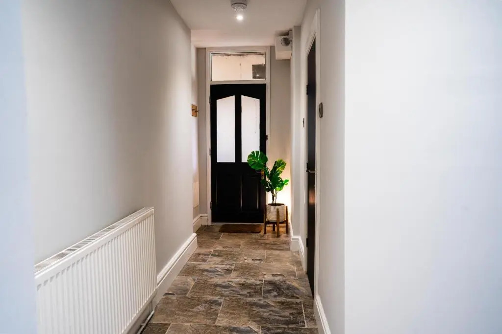 Central, stylish 3 bed apartment with sea views
