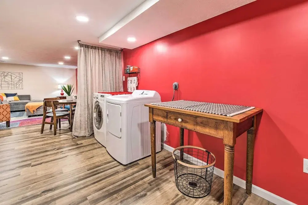 Stylish Vacation Rental - Walk to ISU