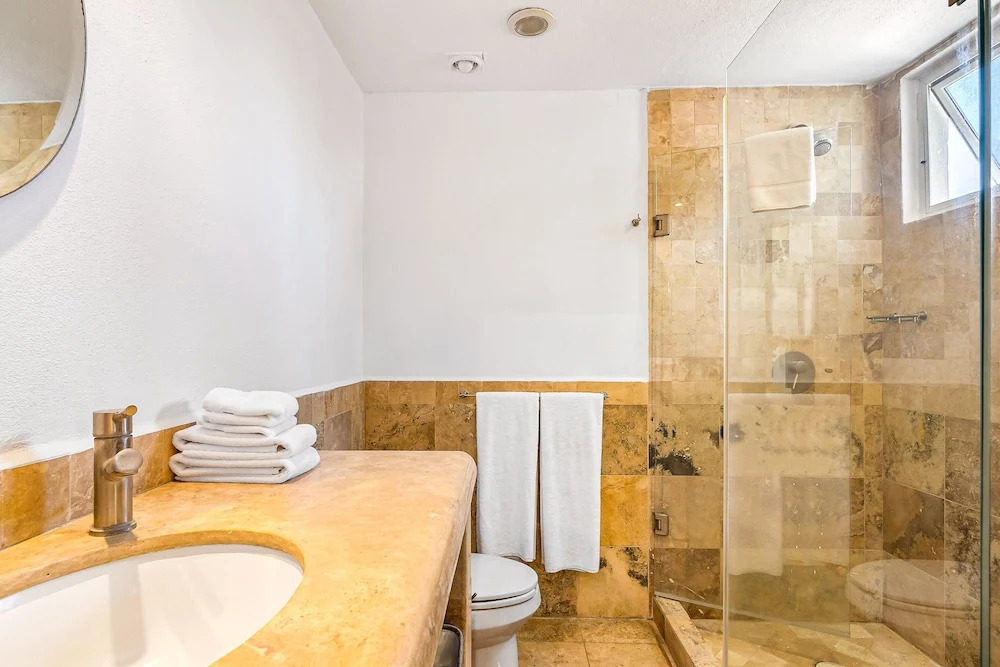 2nd-floor Condo With Private Balcony, On-site Pool & Billiards