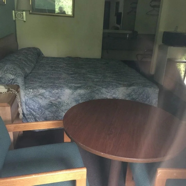 Deluxe Inn