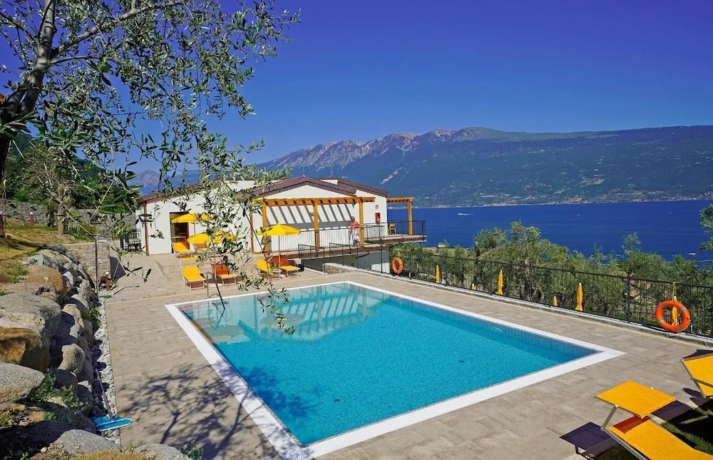 Residence Dany appartamenti con cucina vista lago piscina e parcheggio