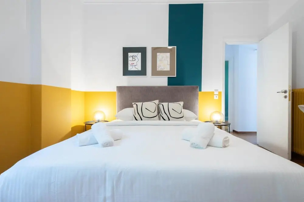 Spacious High-ceiling 2BR by Acropolis Museum