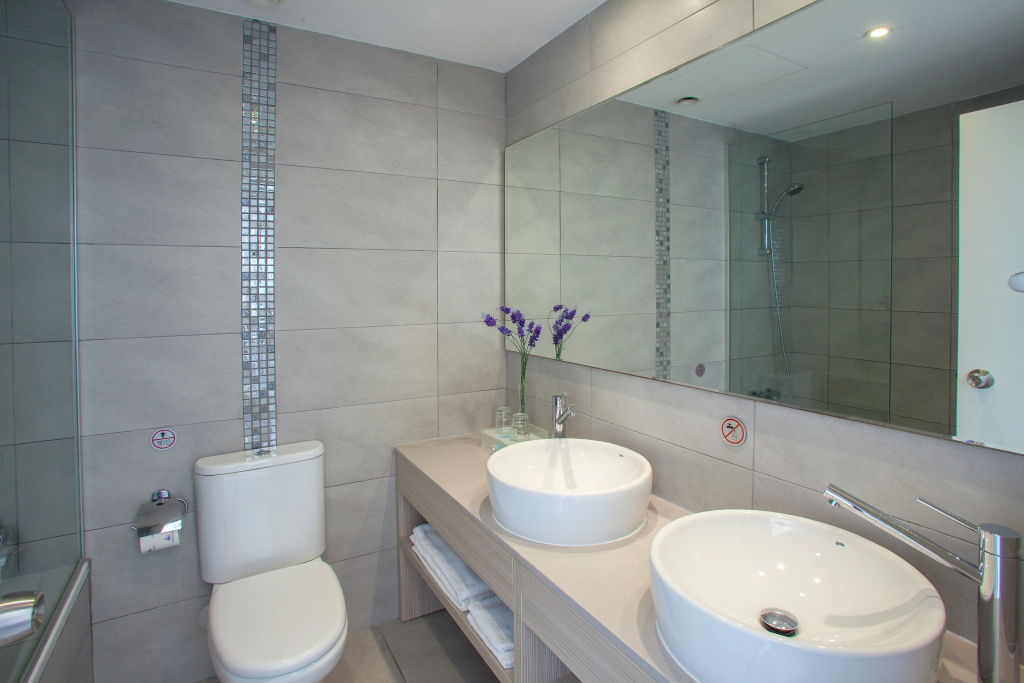 Limanaki Beach Hotel & Suites