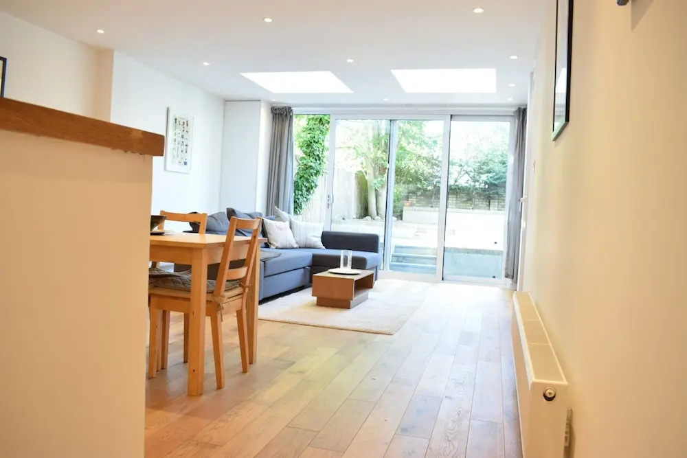 Spacious 2 Bedroom Apartment in South London