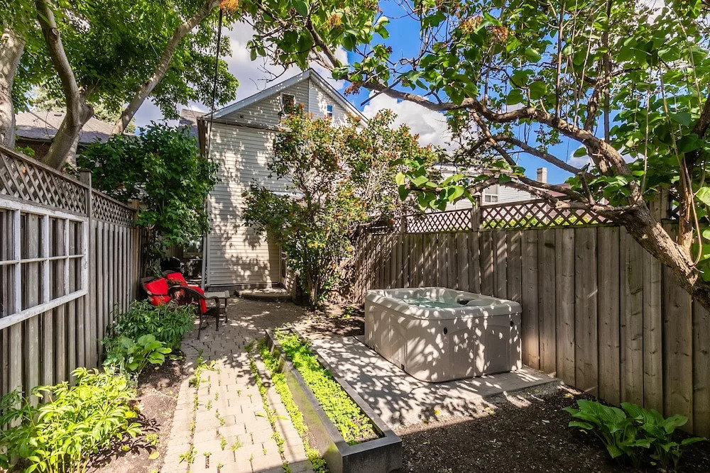 Cozy Houses in Downtown Toronto by GLOBALSTAY