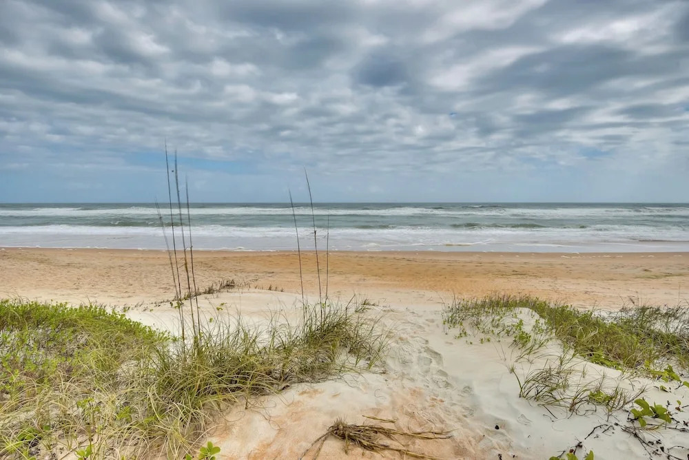 Cozy Ormond Beach Bungalow: Steps to the Sand