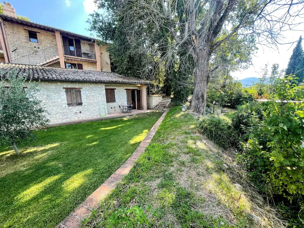 Apt 6 - Enjoy a Relaxing Time in a Romantic Setting, 0.7 Kms/spoleto Centre