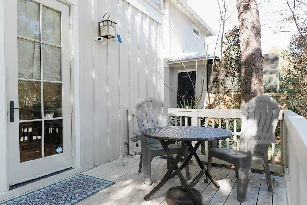 5 Mins to Beach, Shared Pool, Covered Deck, Bikes Heron Cottage by Avantstay