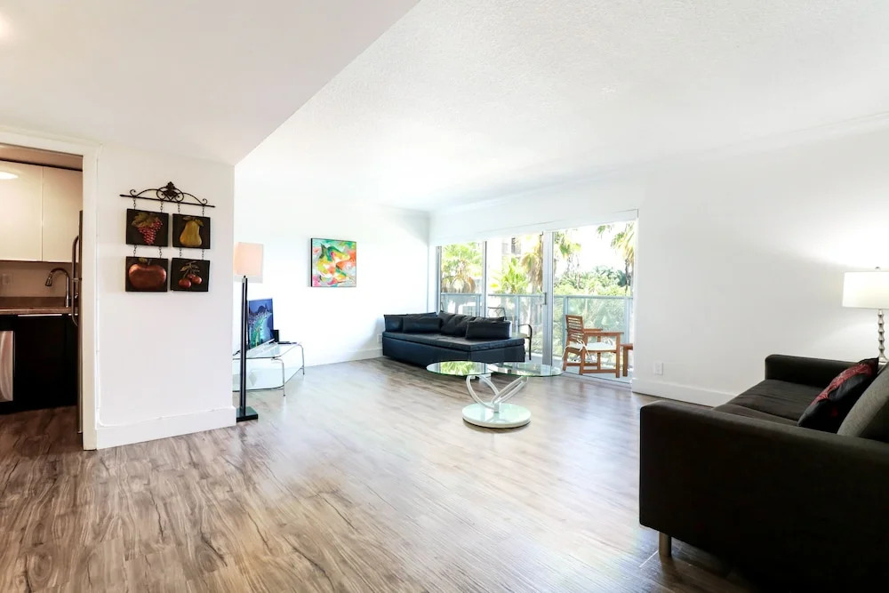 Bayshore Chic Apartment with Marina View