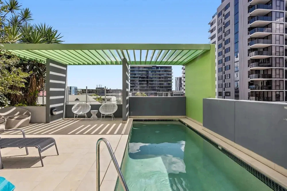 Stellar Location With Parking, Pool & Gym Access