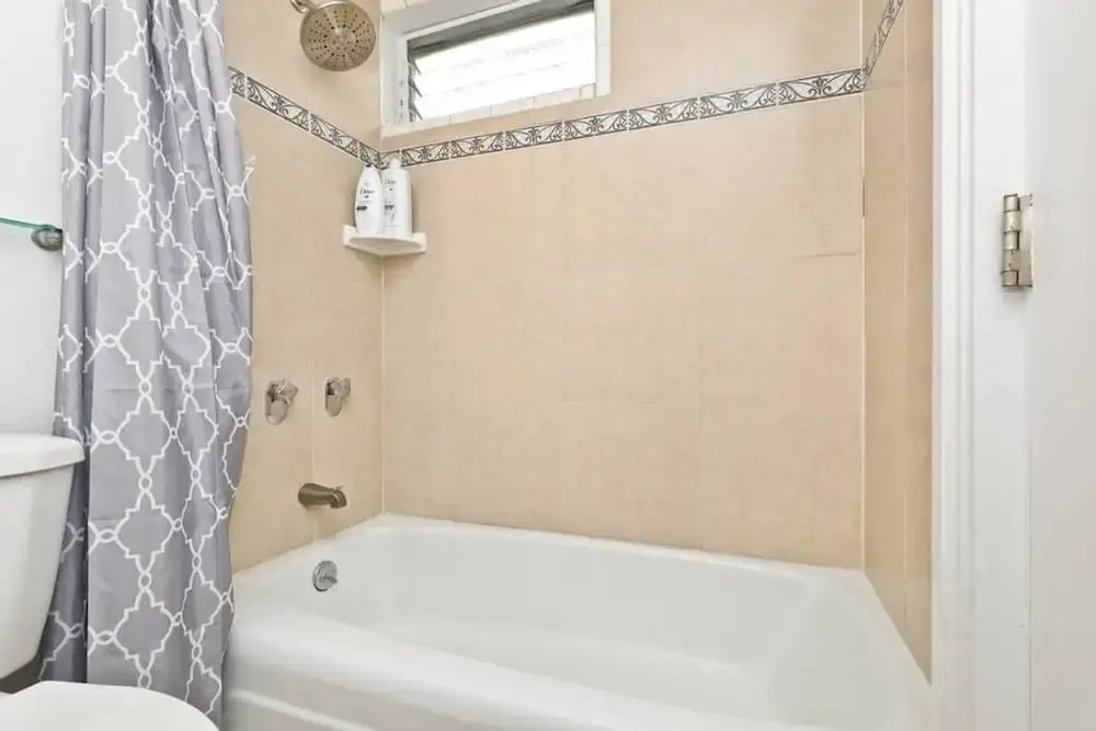 Large 2br/2ba Steps to Waikiki Beach by Domio