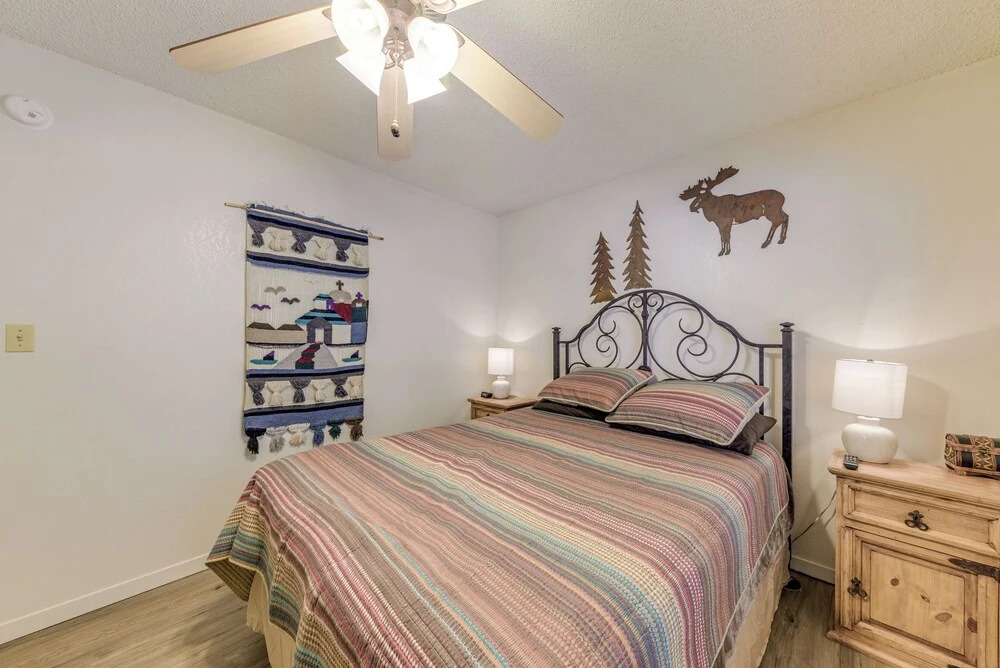 Ruidoso Condo w/ Golf View ~ 17 Mi to Ski Apache!