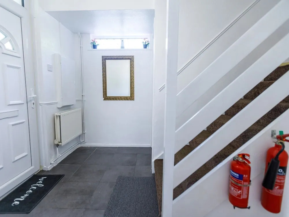 Inviting 3-bed House in London, Stay up to 6
