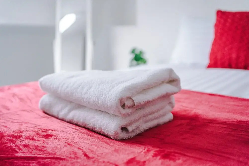 A-K Apartments - Spacious 4 Bedroom House, Central Location, Sleeps 8!