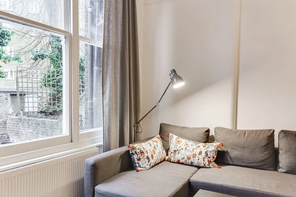 Bright 1BR in Earls' Court W/patio