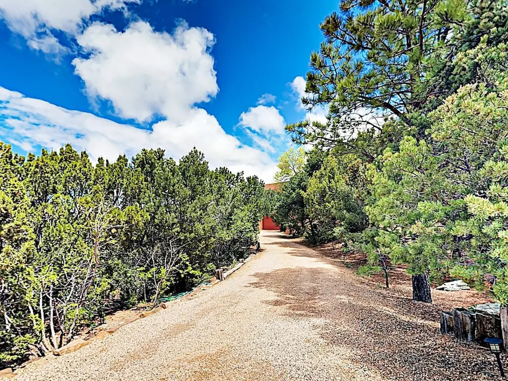 An Enchanting Casita W/ Patio & Kiva Fireplace Cottage