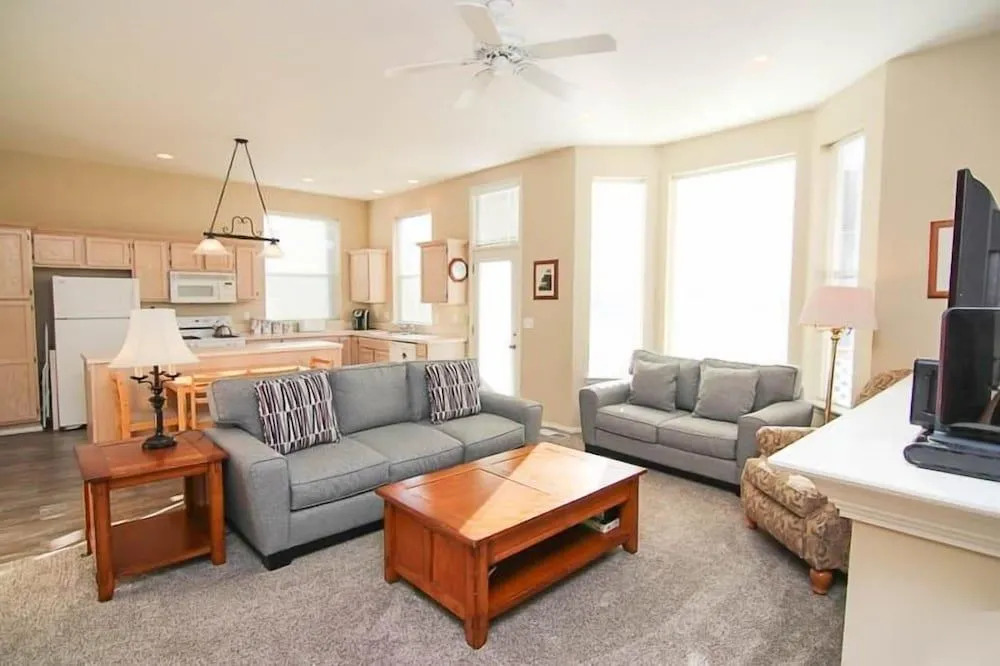 Cozy Gathering Space and Sparkling Amenities - Charming Seaside Haven
