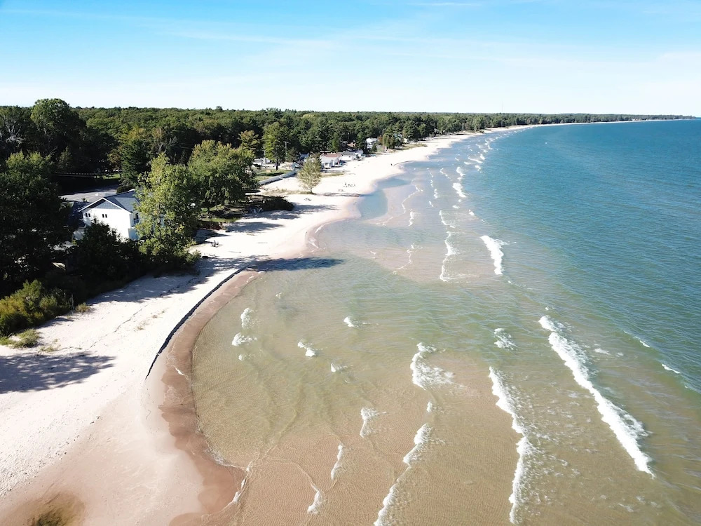 Beach Club of Oscoda Garden Cottage on the Lake