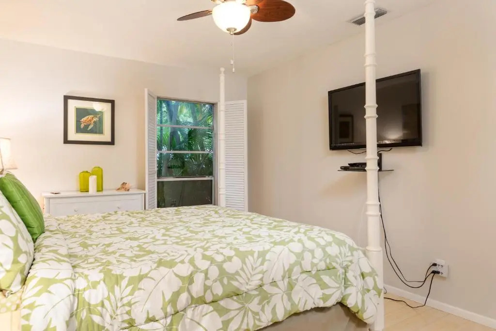 Crescent Street 1138 A, pet-friendly, 2 bedrooms, Pool, Walk to the beach