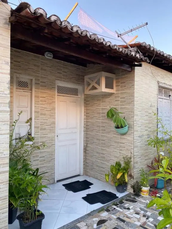 Casa em residencial, mobiliada para temporada.