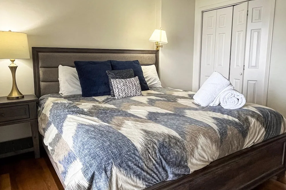 Lakedaze - Spacious Dog-friendly Lakefront House W/dock, hot tub & Putting Green