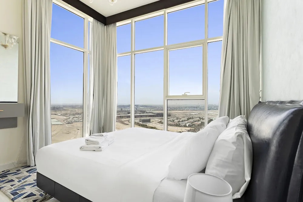 WelHome - Opulent Retreat With Panoramic Cityscape Views