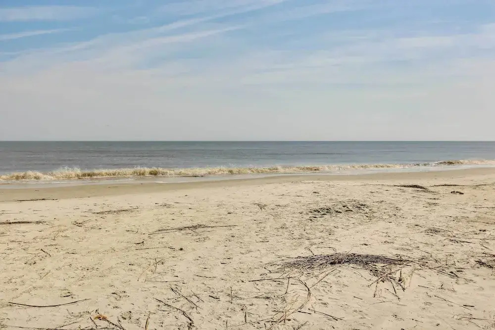 Poolside Fun & Ocean Strolls: Harbor Island Haven!