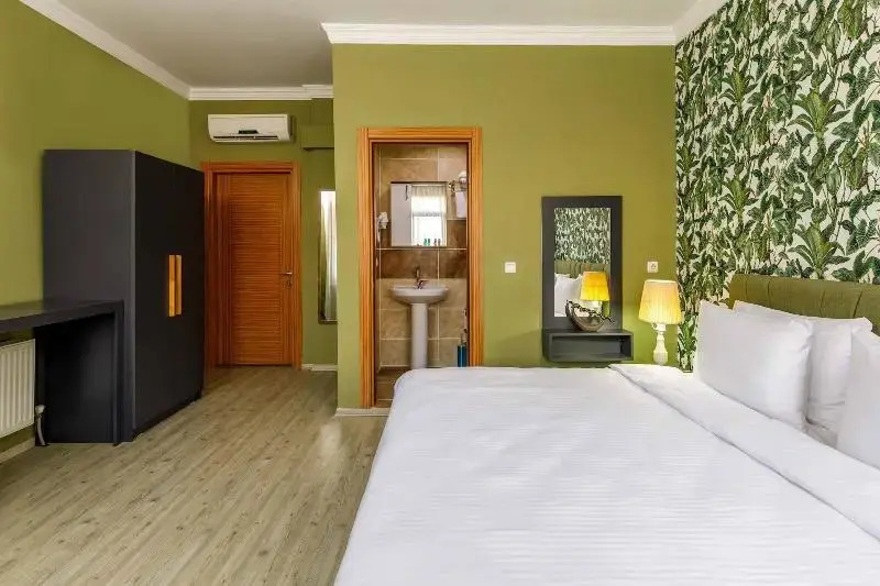 Senior Pera Suites