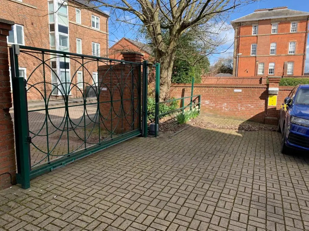 7 Precentor's Court