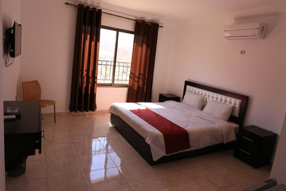 Weekend Hotel