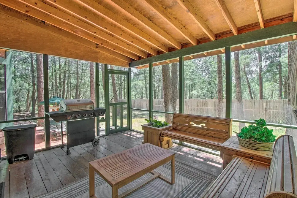 Screened Porch, Fenced Yard: Lakeside Retreat!