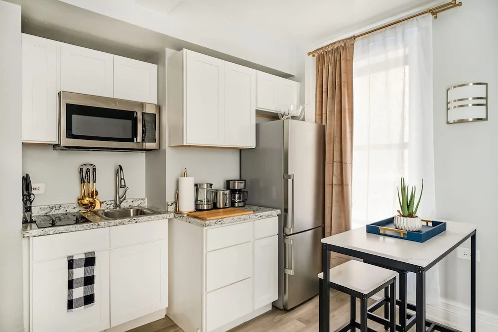 73-806 New 1BR 1bth UWS Doorman Gym