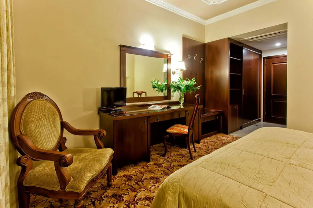 Kouros Hotel